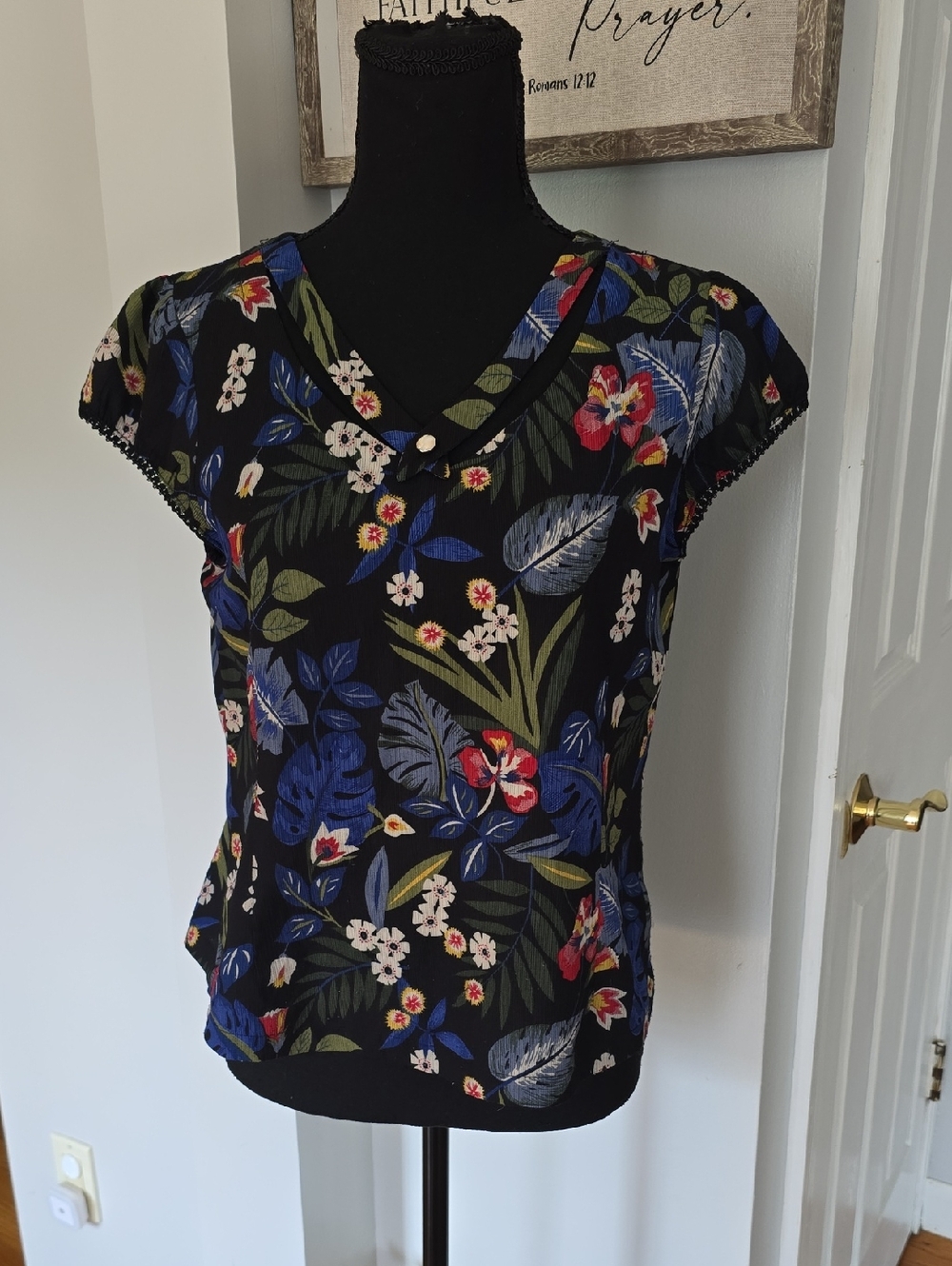 Floral V-Neck Short Sleeve Top - Black/Blue